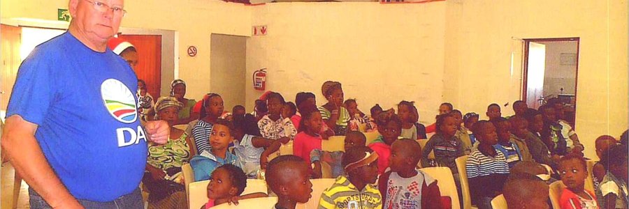 Rdl Dudley Coetzee staan hier by die groot groep kinders